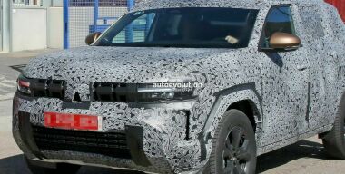 Новое поколение кроссовера Renault Duster сфотографировали в камуфляже