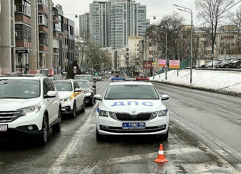 Изображение Почему одни гаишники включают мигалки, стоя на обочине, а другие — нет