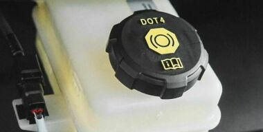 Выше максимума: чем грозит перелив тормозной жидкости в автомобиле