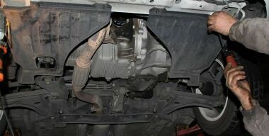 К каким серьезным последствиям приведет оторванный пыльник двигателя или подкрылок