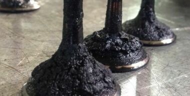 Отчего почти у всех современных машин так много грязи на клапанах