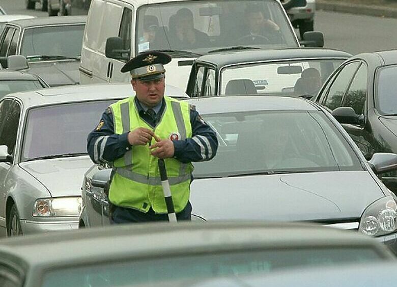 Изображение Может ли инспектор ГИБДД, остановивший водителя, разговаривать по телефону