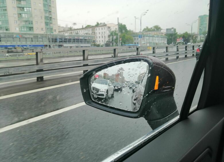 Изображение Почему опытные водители никогда не складывают боковые зеркала на парковке