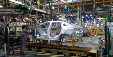 Производство легковых автомобилей в России рухнуло на 77%