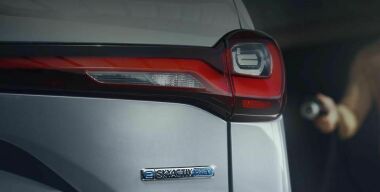 Mazda показала изображение гибридной версии своего новейшего кроссовера CX−90