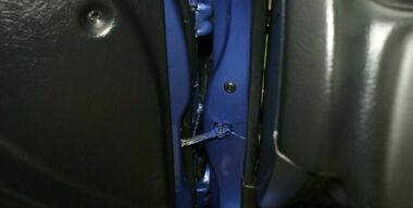 Разорительная ошибка: почему нужно обязательно отмывать петли дверей автомобиля