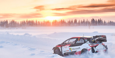 Почему зимой все водители обязаны носить желтые очки