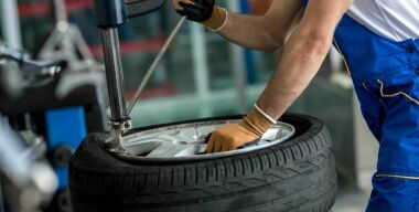 Легко и прибыльно: как обманывают автовладельцев при сезонном шиномонтаже