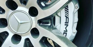 Автомобили Mercedes-Benz лишились трехлучевой звезды