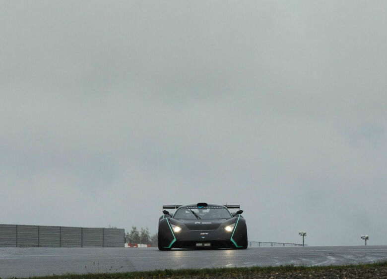 Изображение Российский спорткар обставил гоночные Mercedes-AMG и BMW