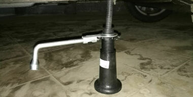 Почему штатный домкрат надо выбросить сразу после покупки автомобиля