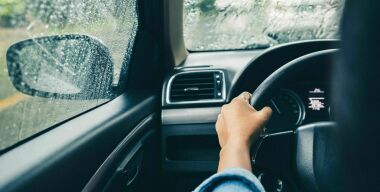 Как защитить боковые стекла автомобиля от потоков воды с лобового