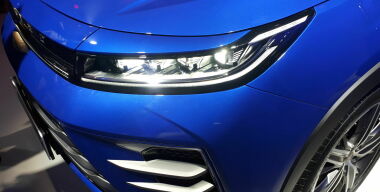 Почему этой зимой у машин начнут массово желтеть фары