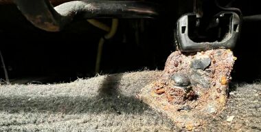 Почему быстро ржавеют крепления кресел подержанных машин