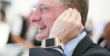 Российских водителей массово заставят носить медицинские браслеты, фиксирующие алкогольное опьянение