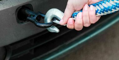 Зачем опытные водители вешают на трос между машинами старую покрышку