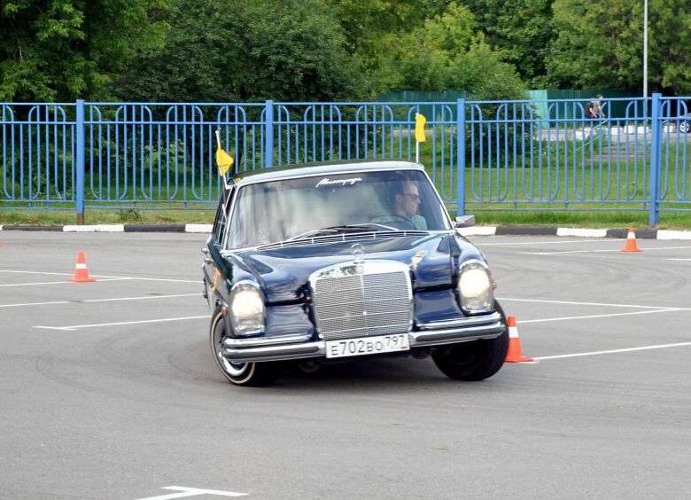 Изображение Седина в бороду, а газ в пол: тест-драйв раритетного Mercedes-Benz 250 SE