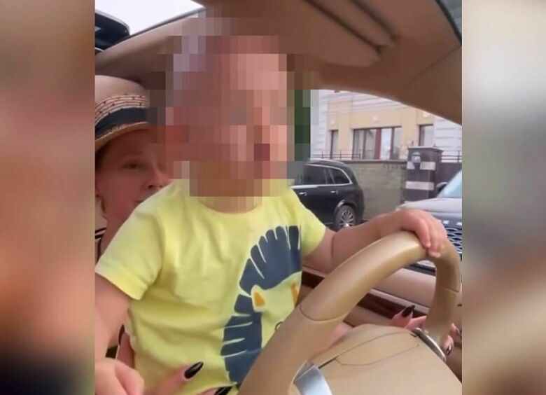 Изображение Блогерша из Екатеринбурга ради хайпа посадила за руль годовалого младенца