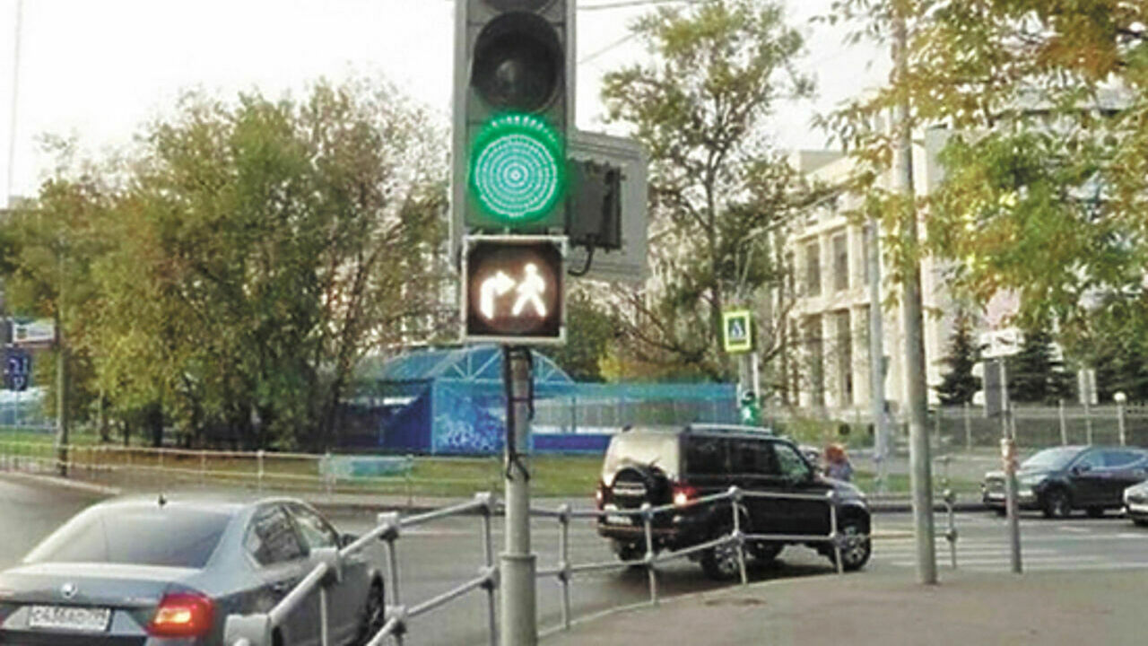 светофор грозит. светофоры в городе качканар. работа светофора. изображение светофора. красный цвет светофора.