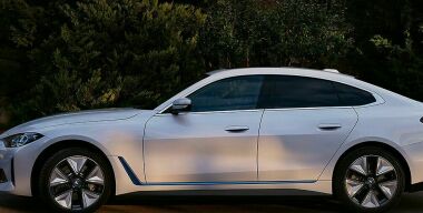 Стартовали продажи удешевленной версии BMW i4