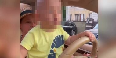 Блогерша из Екатеринбурга ради хайпа посадила за руль годовалого младенца