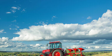 Обидчивый пенсионер «заправил» трактор соседа наждачной пылью