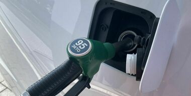 Тех, кто не пересядет на электромобили, ждут «золотые» запчасти и бензин