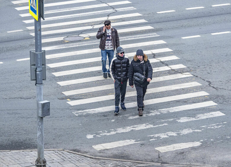 Изображение ГИБДД раздумывает над штрафом для пешеходов за смартфон в руке