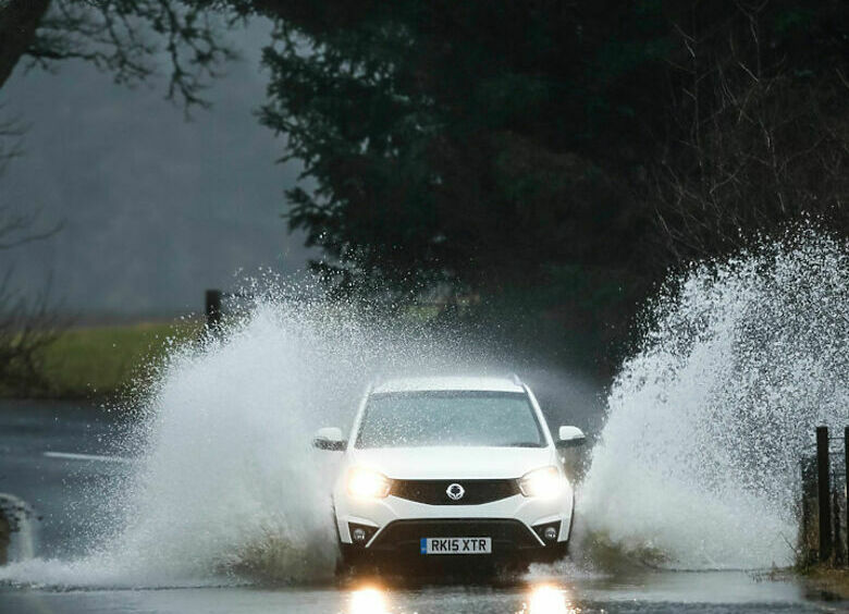 Изображение Что категорически нельзя делать в дождь за рулем автомобиля
