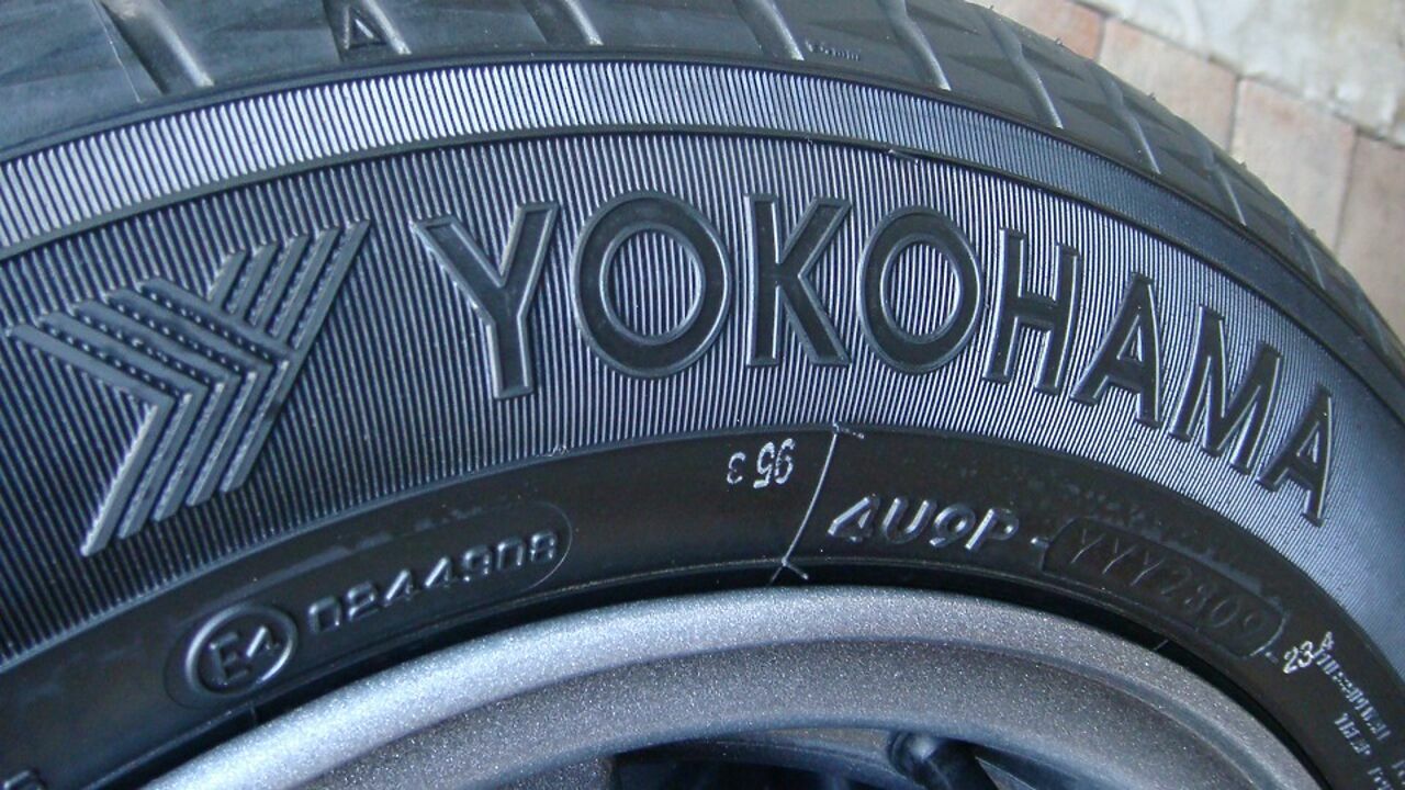 Инсайт на шинах. Шины Йокогама направление вращения. Резина зимняя Йокогама 14 направление вращения. Yokohama 175/65 r14. Йокогама шины а520.