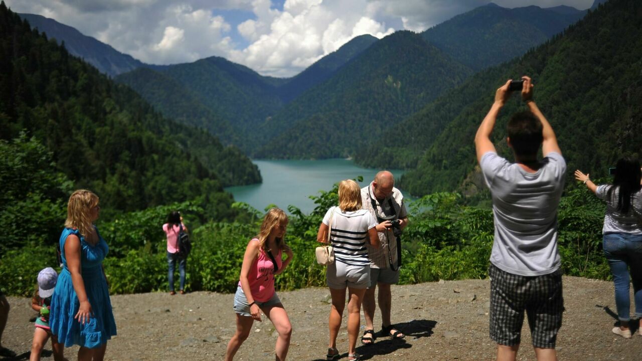 Опасно ли ехать в абхазию. Тибез Абхазия. Абхазия туристы. Туризм в России Абхазия.