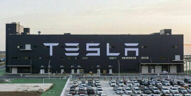 Производство электрокаров Tesla неожиднно, но ожидаемо забуксовало