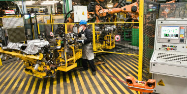 Владимир Путин поручил оперативно запустить автомобильные заводы