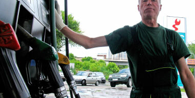 Как бесхитростно купить топливо на АЗС, заплатив меньше официальной цены