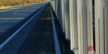 Для чего трассу М7 застраивают пластиковыми «загогулинами»