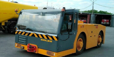 Российские аэропорты начали закупать тягачи БелАЗ вместо иномарок