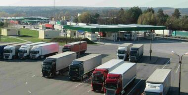 Россияне стали массово простаивать в пробках ради денег