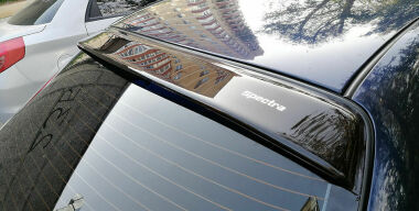 Для чего водители устанавливают козырьки на лобовое и заднее стекла автомобиля