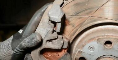 3 роковые ошибки автовладельцев при замене колодок и тормозных дисков