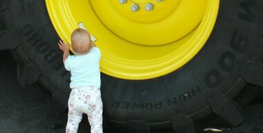 Новая напасть: зачем школьники массово воруют колпачки с колес машин