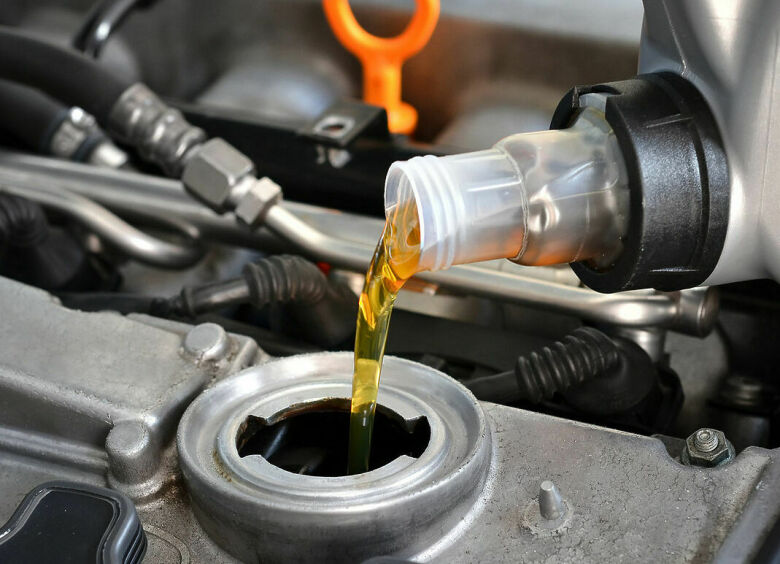 Изображение Почему весной двигатель может начать потеть маслом