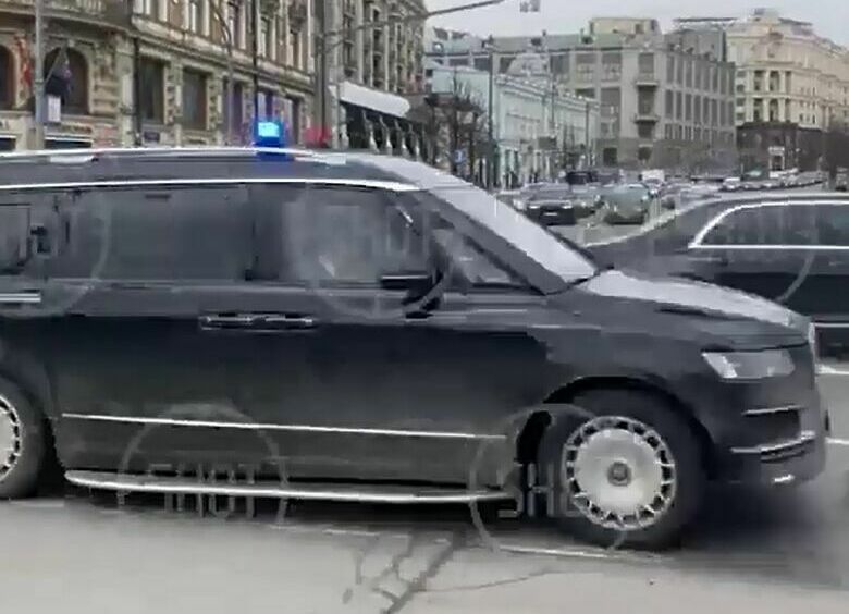 Изображение Серийный минивен Aurus Arsenal впервые показали на похоронах Владимира Жириновского
