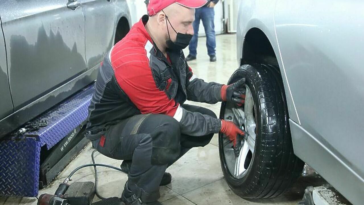 баллончик для заклеивания колеса. смажешь колеса. смазывая болт сочащейся смазкой. смажешь колеса. монтаж и демонтаж шин.