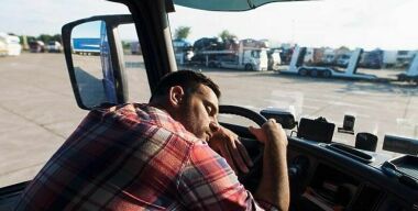 Европейские дальнобойщики продолжают бастовать из-за роста цен на топливо