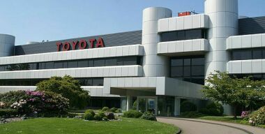 Toyota останавливает восемь заводов из-за проблем с комплектующими