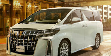 Toyota Alphard получила «золотую» комплектацию