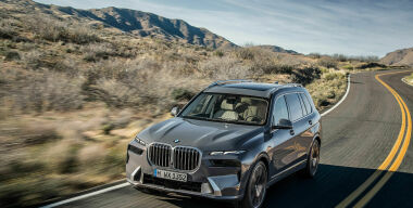 BMW до неузнаваемости изменила дизайн кроссовера X7