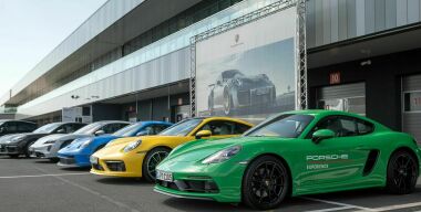 Российские дилеры Porsche похвастались отсутствием дефицита автомобилей и запчастей