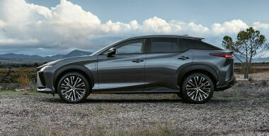 Lexus представил совершенно новый кроссовер RZ 450e