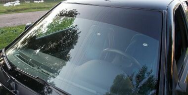 Почему лучше отказаться от тонировки верхней части лобового стекла